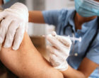 接受医学专业人员上臂注入疫苗的病人